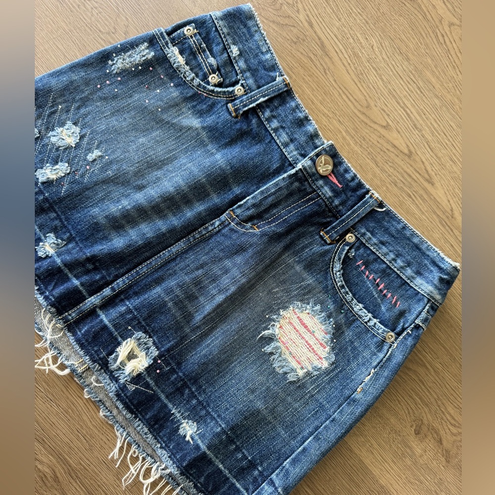 American Eagle Y2K Low Rise Denim Distressed Mini Skirt Size 0 100% Cotton - Picture 2 of 15